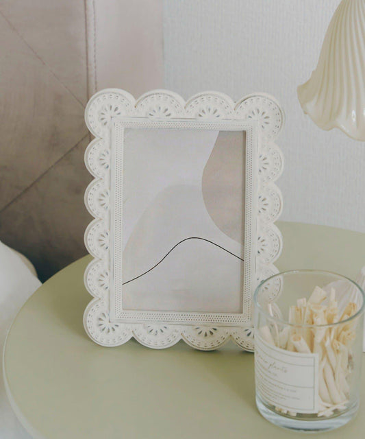 Lace-style scallop photo frame / choupinet