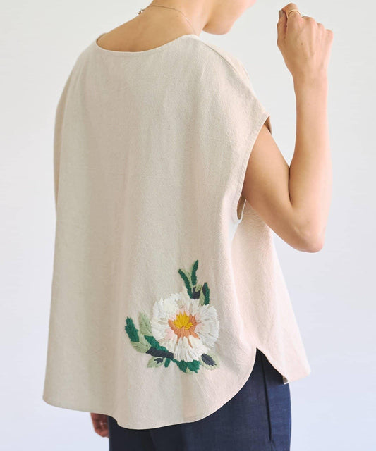 One Point Embroidery Round Hem Blouse