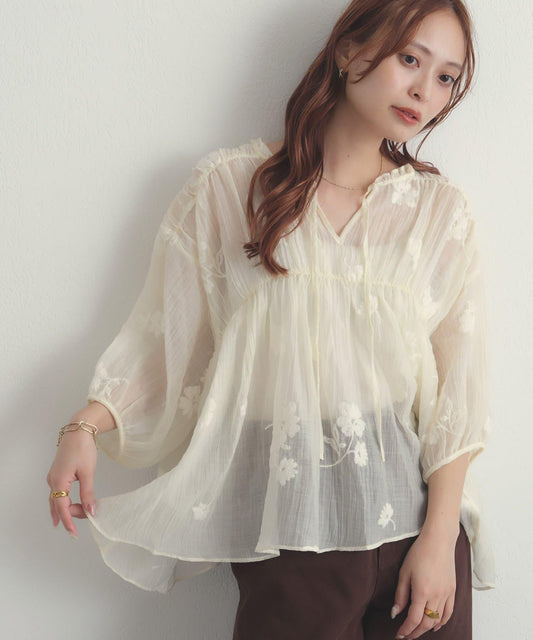 Discoat Brushed Large Floral Embroidery Blouse