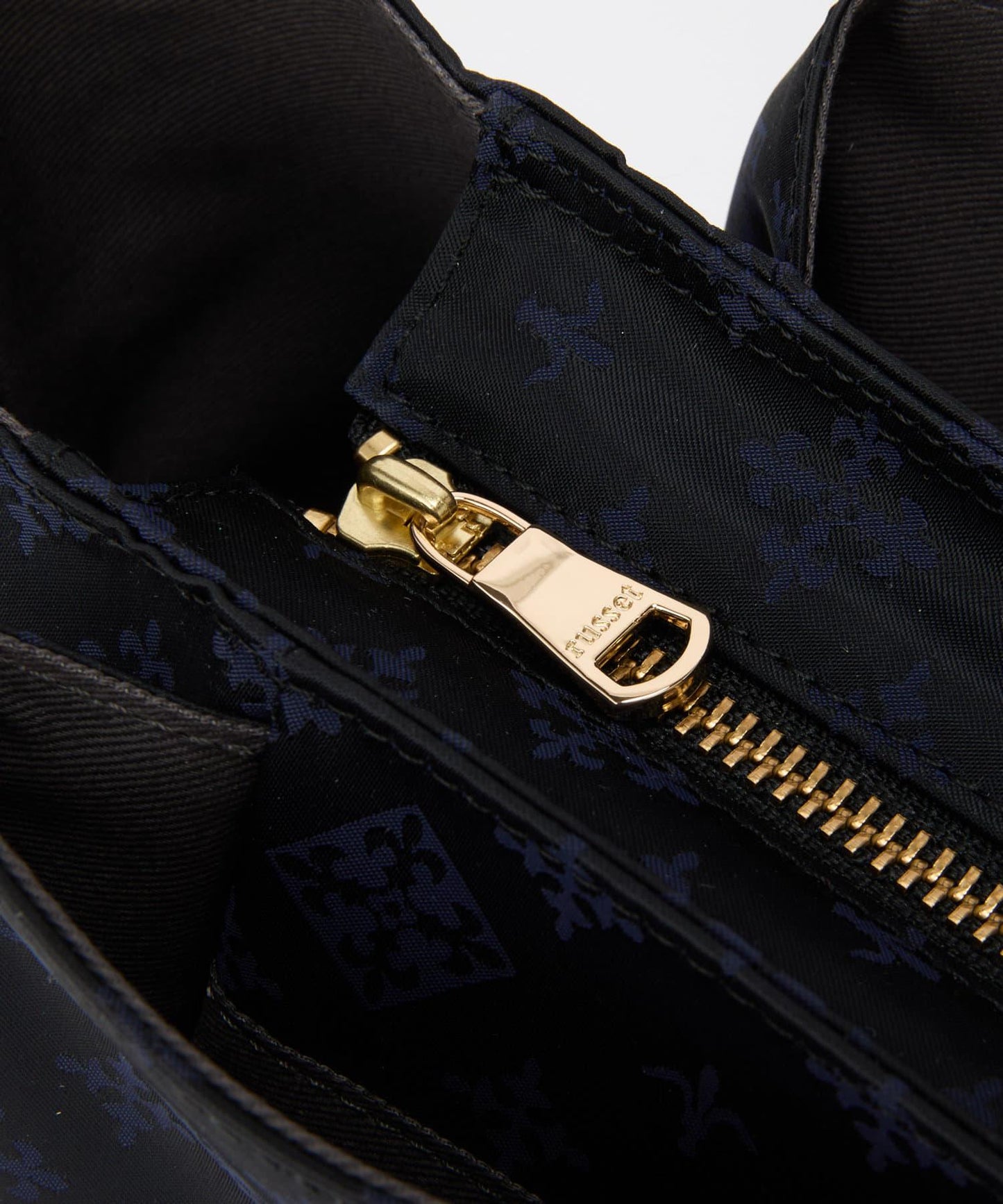 151027895