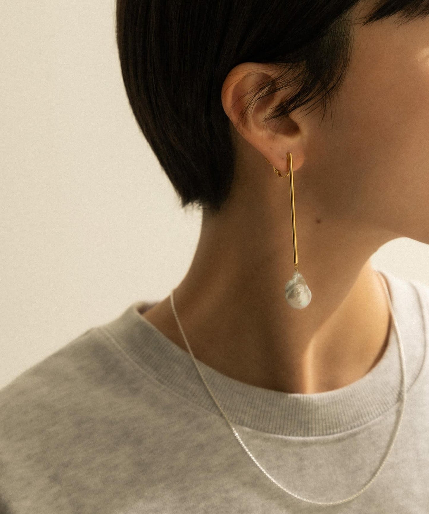 166085300
