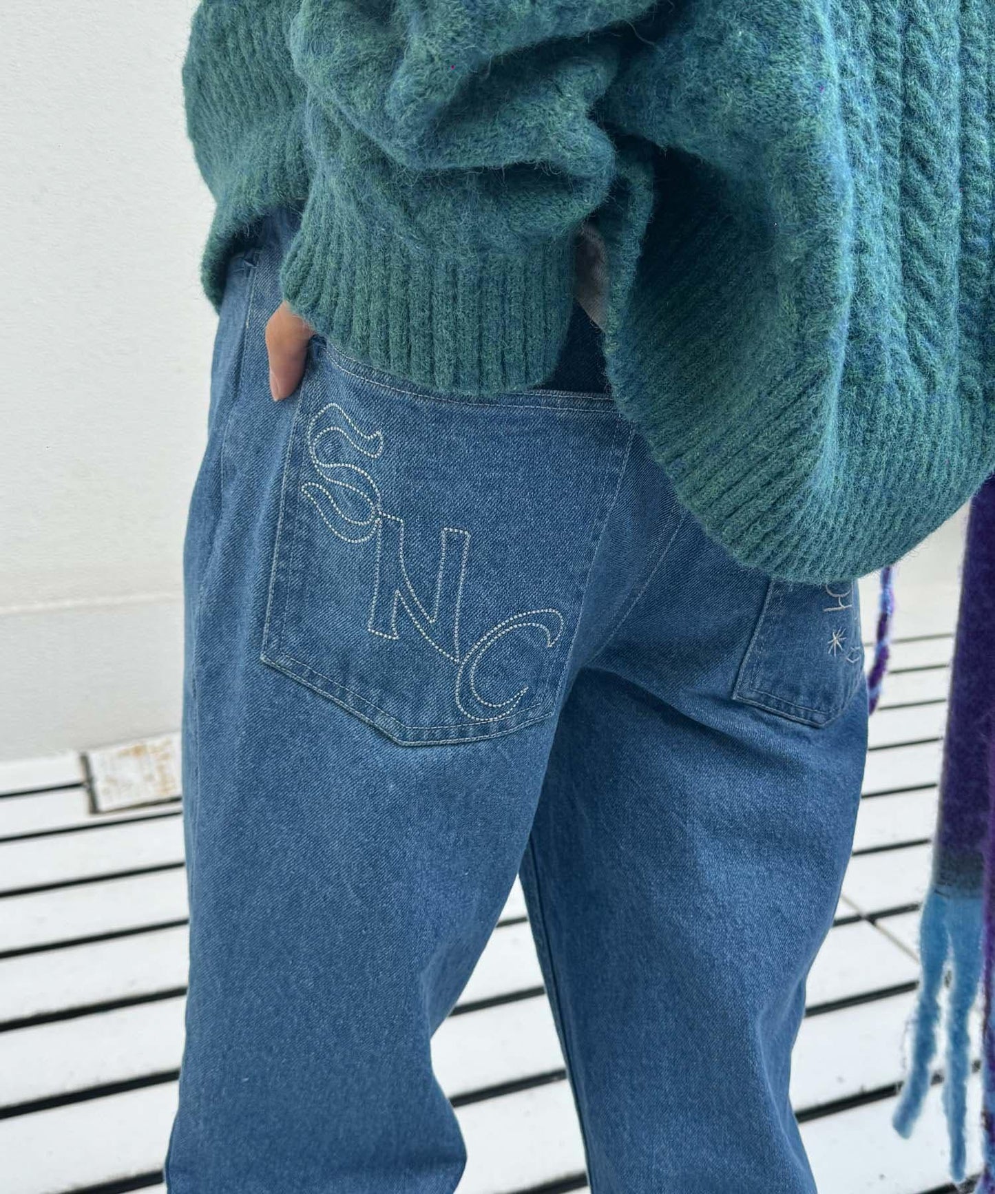 166042805