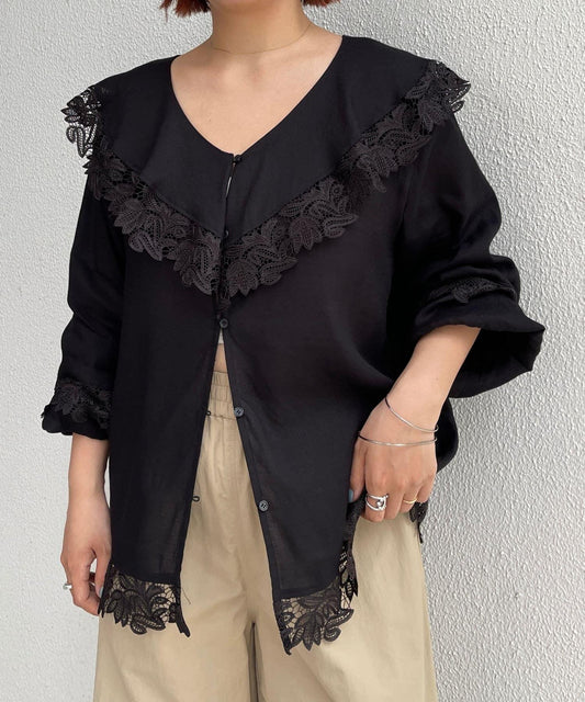 【Looks great on its own◎】Battern Lace Collar Blouse