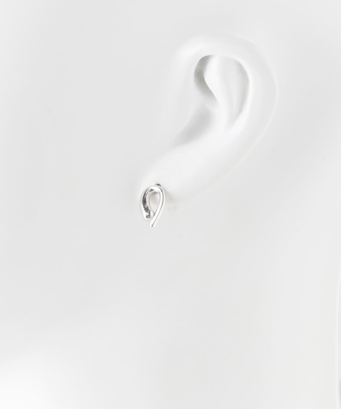 166085737