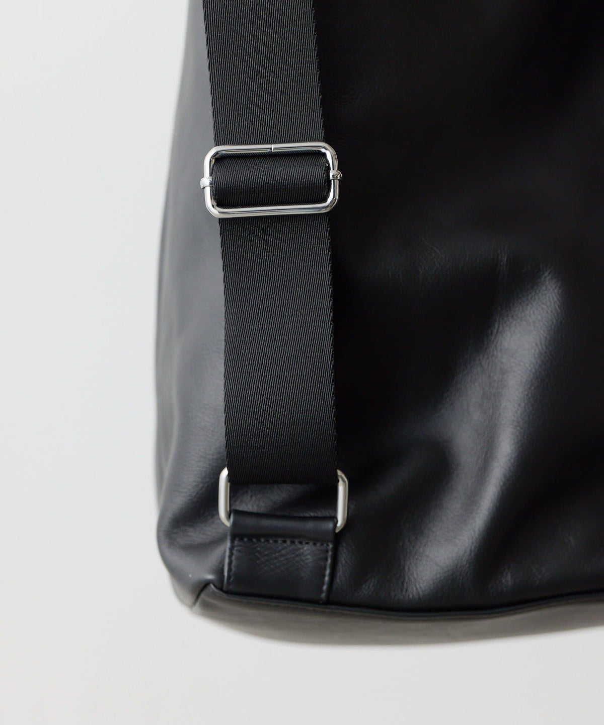 172648900