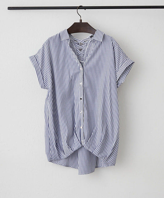 [Looks like it's tucked in] Blouse with Various Button Takanoko Tuck