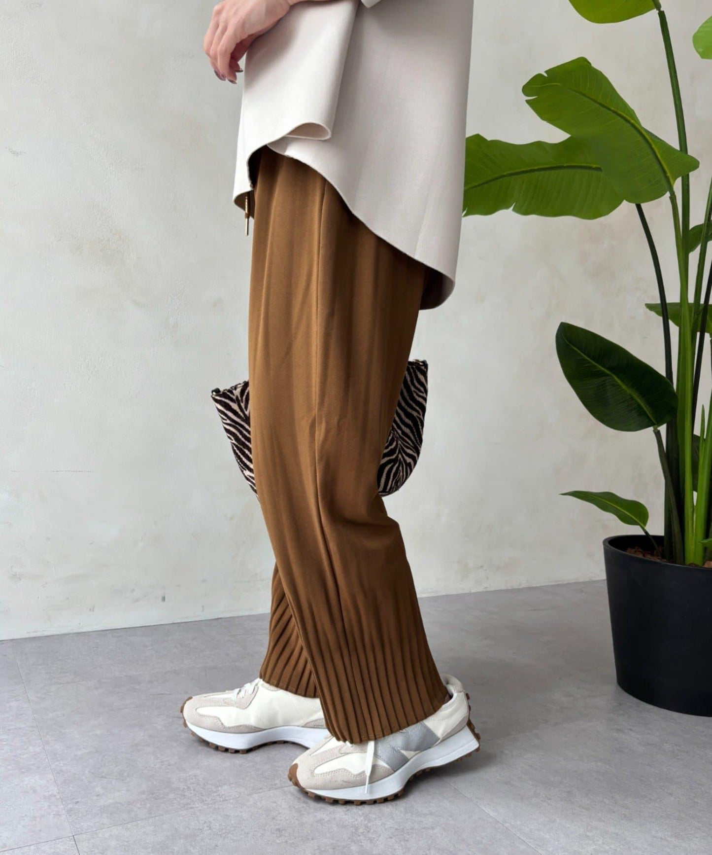 172593705
